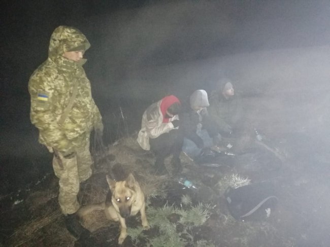 Човен і три валізи харчів: луцькі прикордонники затримали турків-мандрівників