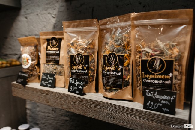 Час небанальних і красивих подарунків: де у Луцьку купити набори із корисних смаколиків*