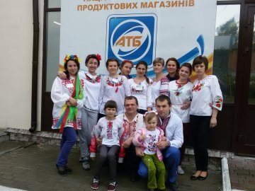Свято єднає: працівники луцького магазину вбралися у вишиванки. ФОТО