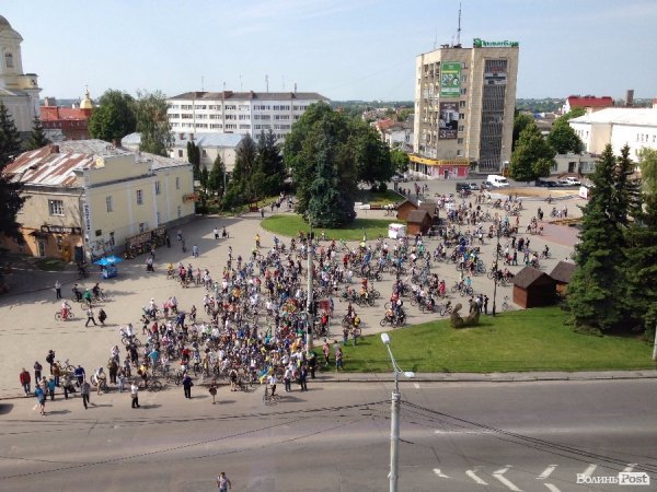 У Луцьку сотні велосипедистів зібрались на велопробіг. ФОТО
