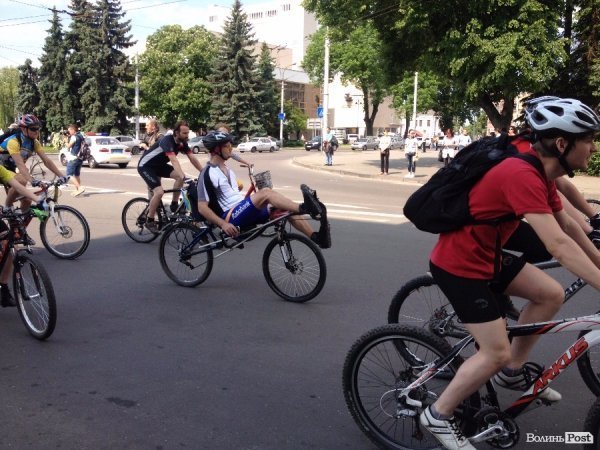 У Луцьку сотні велосипедистів зібрались на велопробіг. ФОТО