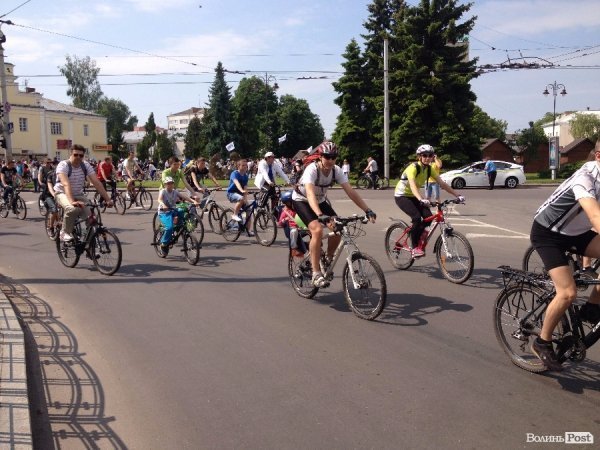 У Луцьку сотні велосипедистів зібрались на велопробіг. ФОТО