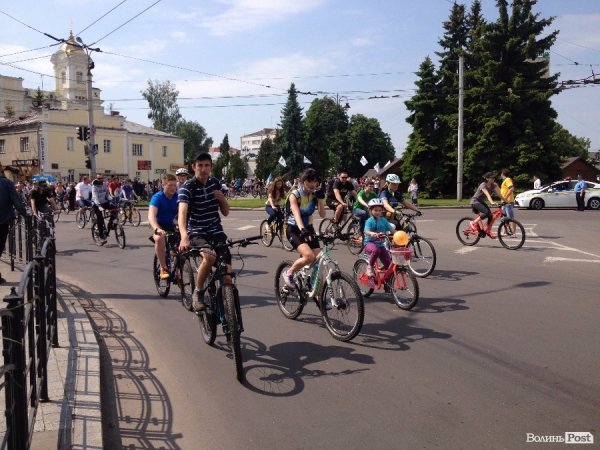 У Луцьку сотні велосипедистів зібрались на велопробіг. ФОТО