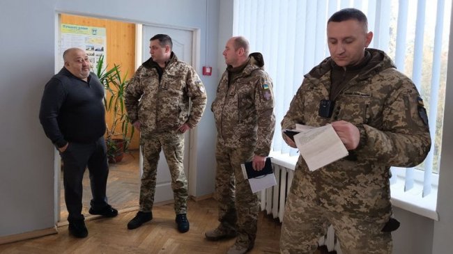 Сесію Луцької райради не провели, а депутатам вручили повістки