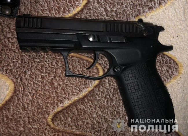 У лучанина вдома під час обшуку вилучили наркотики, зброю та боєприпаси. ФОТО