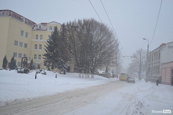 Луцьк замітає снігом. ФОТО