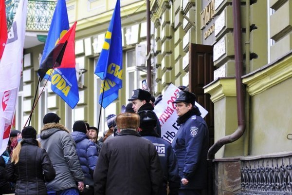 «Сидячий» пікет під прокуратурою Волині. ФОТО
