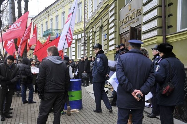 «Сидячий» пікет під прокуратурою Волині. ФОТО