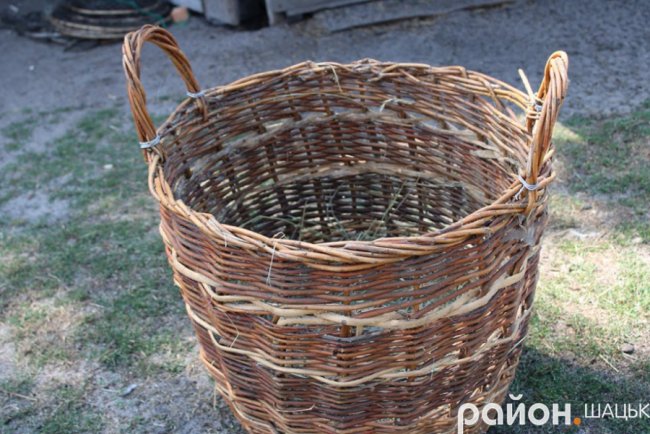 Волинський умілець плете колоритні сумки із пакувальної стрічки. ФОТО