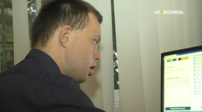 Показали перші робочі дні лучанина, який першим в Україні з синдромом Дауна здобув вищу освіту. ВІДЕО