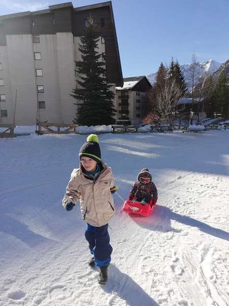 Не нарікає на життя і просто робить малечу щасливою: історія татуся, який сам виховує дітей