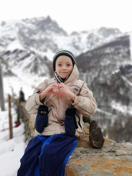 Не нарікає на життя і просто робить малечу щасливою: історія татуся, який сам виховує дітей