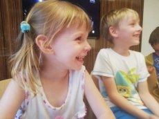 Не нарікає на життя і просто робить малечу щасливою: історія татуся, який сам виховує дітей