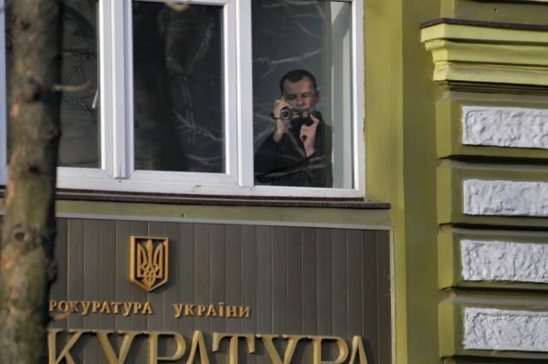 Як прокуратурі Луцька дарували портрети Януковича. ФОТО