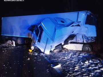 На волинській трасі фура вночі влетіла в припаркований тягач. ФОТО