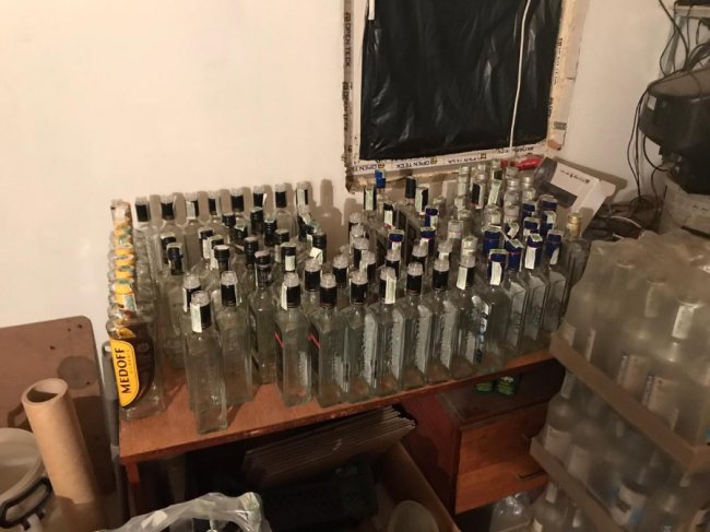 Податкова міліція викрила підпільний цех фальсифікованого алкоголю, який продавали на Волині