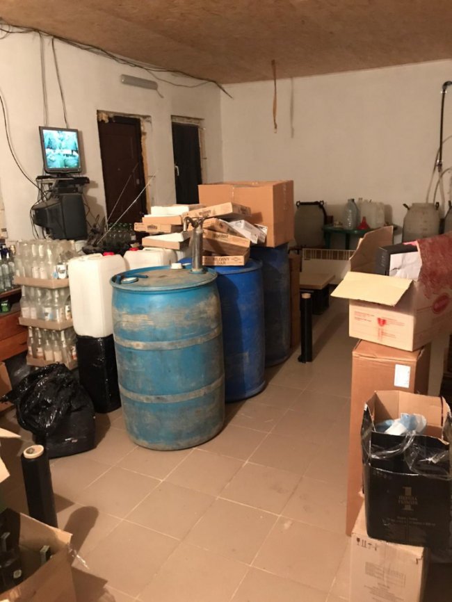 Податкова міліція викрила підпільний цех фальсифікованого алкоголю, який продавали на Волині