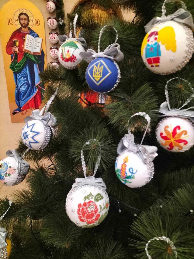 Ялинки біля церкви на Волині прикрасили вишитими іграшками