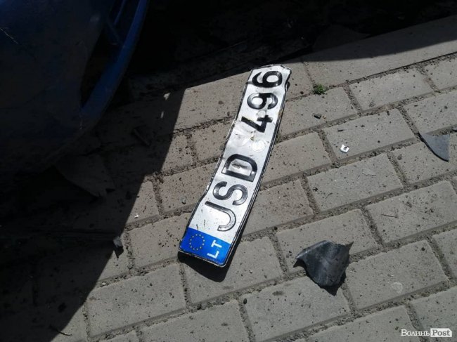 У Луцьку BMW на єврономерах  розтрощила припарковані автівки. ФОТО