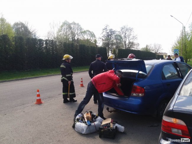 У Луцьку BMW на єврономерах  розтрощила припарковані автівки. ФОТО