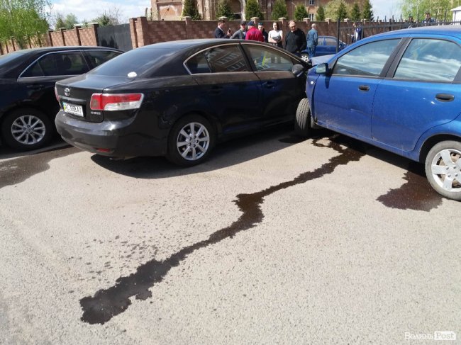 У Луцьку BMW на єврономерах  розтрощила припарковані автівки. ФОТО