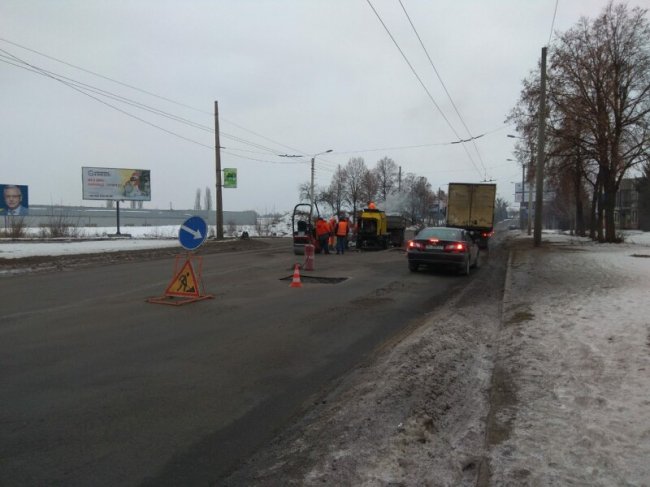 У Луцьку розповіли, як ремонтувати дорогу в мороз. ФОТО