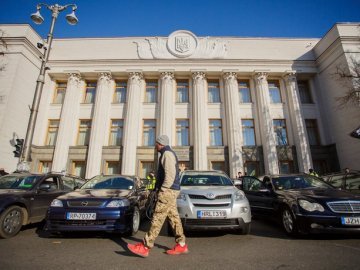 Рада відмовилась скасовувати нові правила оподаткування «євроблях»