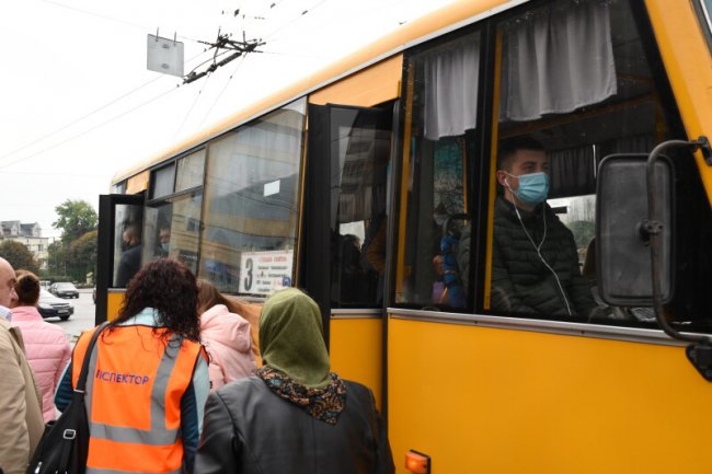Розрахунок е-квитком та масковий режим: у Луцьку перевіряли пасажирів громадського транспорту
