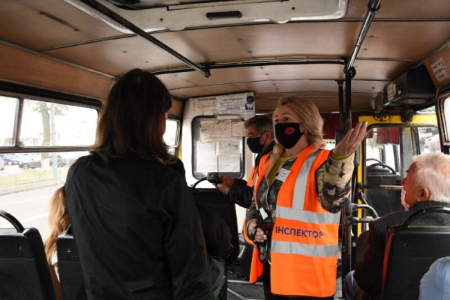 Розрахунок е-квитком та масковий режим: у Луцьку перевіряли пасажирів громадського транспорту