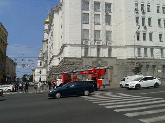 У Харкові міськраду закидали димовими шашками. ФОТО