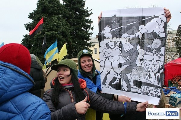 У Луцьку потоптали і обплювали прапор Партії регіонів. ФОТО