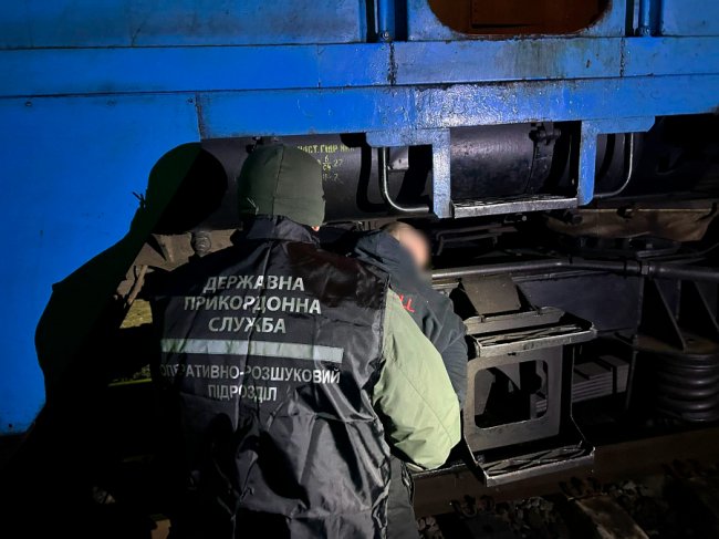 Сховали в шахту тепловоза: на Волині двоє залізничників хотіли переправити через кордон військовозобов'язаного
