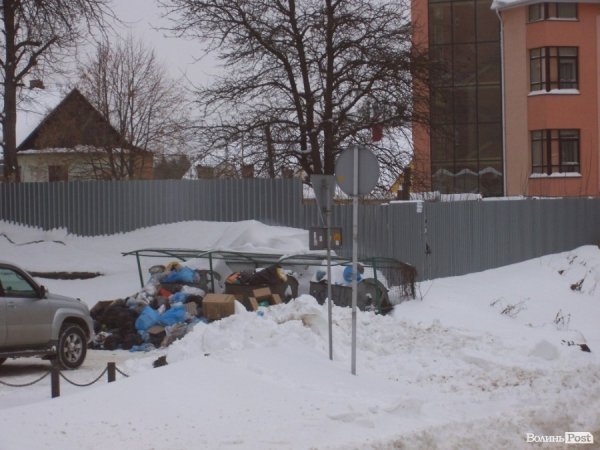 Переповнені баки на вулиці Кривий вал