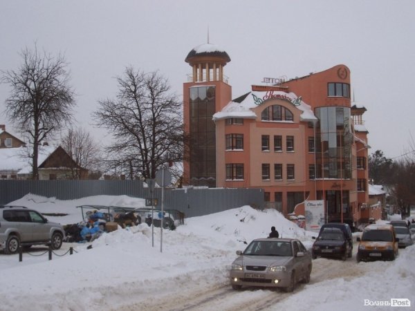 Через сніг з Луцька не встигають вивозити сміття. ФОТО