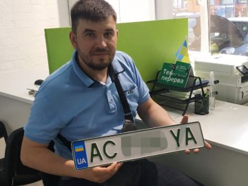 Лучанин замінив номерний знак із літерою Z для авто на новий. ВІДЕО