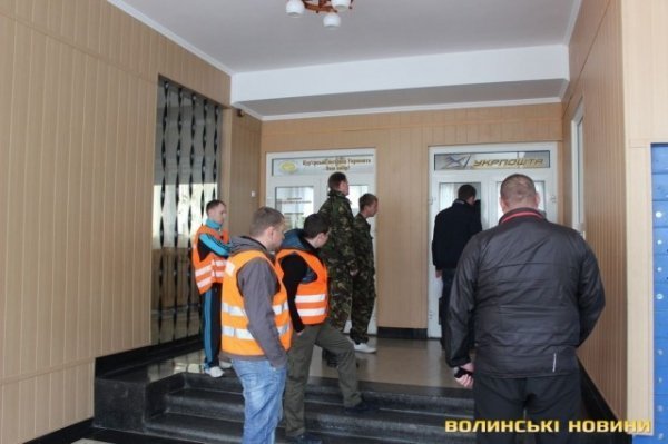 Як «люстрували» головного поштаря Волині. ФОТО. ВІДЕО