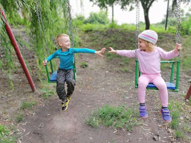 Не нарікає на життя і просто робить малечу щасливою: історія татуся, який сам виховує дітей