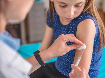 Чому доньку-підлітка треба вакцинувати від вірусу папіломи людини