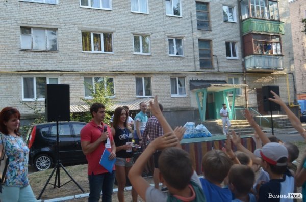 У луцьких дворах - нові спортивні майданчики. ФОТО