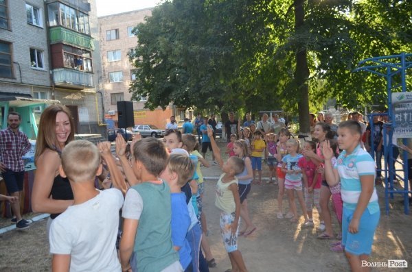 У луцьких дворах - нові спортивні майданчики. ФОТО