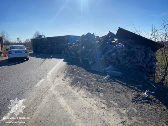 ДТП поблизу Луцька: на трасі перекинулася вантажівка з причіпом. ФОТО