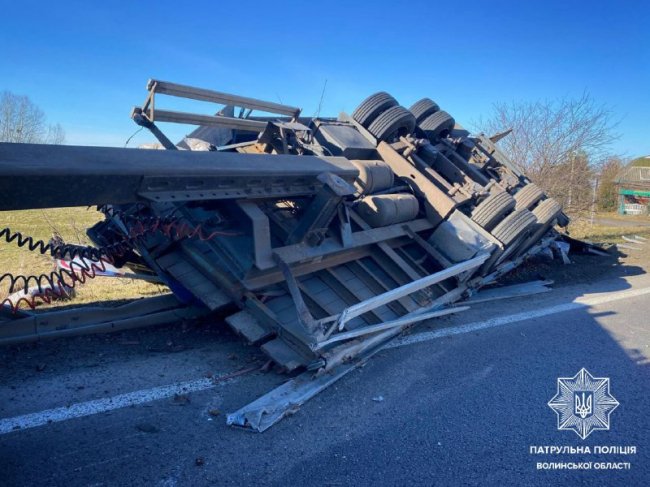 ДТП поблизу Луцька: на трасі перекинулася вантажівка з причіпом. ФОТО