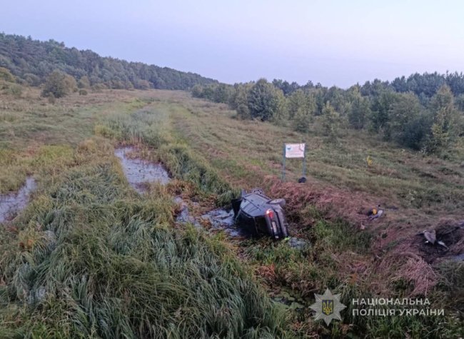 На Волині авто злетіло у кювет і перекинулося