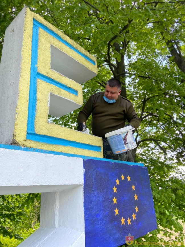 Волиняни розмалювали в'їзний знак рідного міста та висадили біля нього квіти. ФОТО