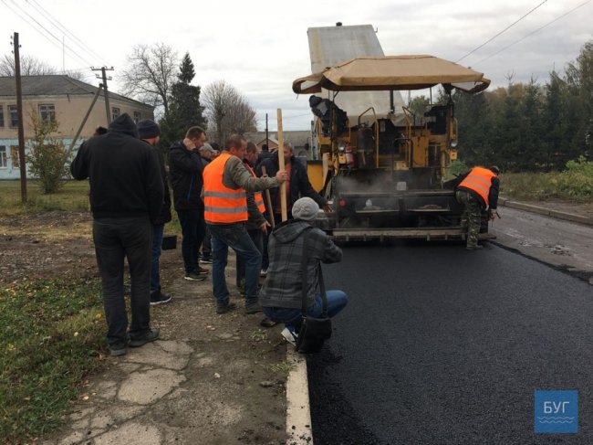 Новий асфальт знімається руками: волиняни бунтують проти браку