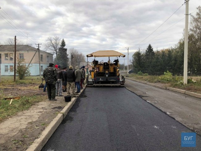 Новий асфальт знімається руками: волиняни бунтують проти браку
