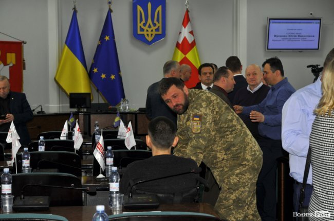 Олександр Кравченко (в камуфляжі) з Укропу щось розповідає Артему Запотоцькому з Солідарності