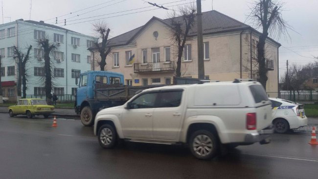 Аварія в Луцьку: вантажівка протаранила «Жигулі»