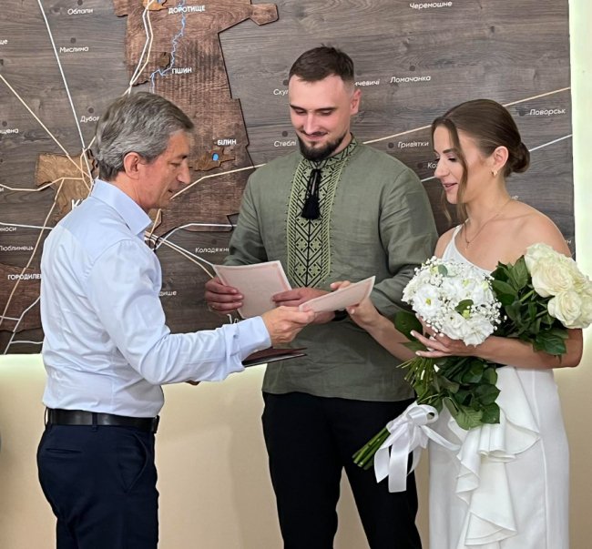 На Волині  військовий одружився з коханою: освідчився у Краматорську, а скріпили союз – у Ковелі