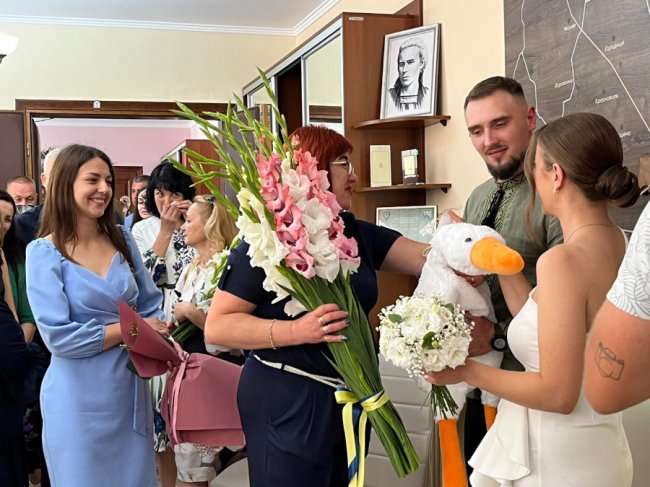 На Волині  військовий одружився з коханою: освідчився у Краматорську, а скріпили союз – у Ковелі